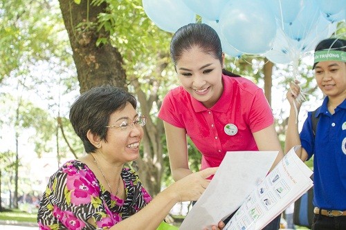 Hoa hậu niềm nở tuyên truyền cho người dân về mục đích của chương trình.